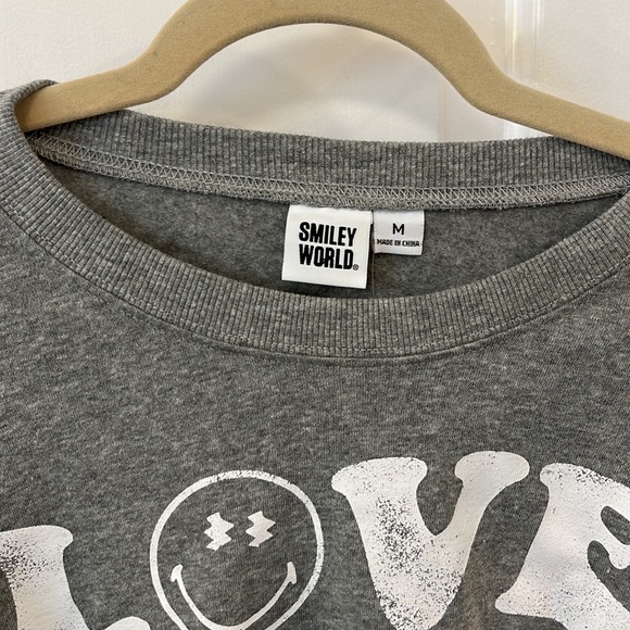 Women's SmileyWorld Love Above All Graphic Sweatshirt Gray M Smiley Company NWT - Picture 7 of 13